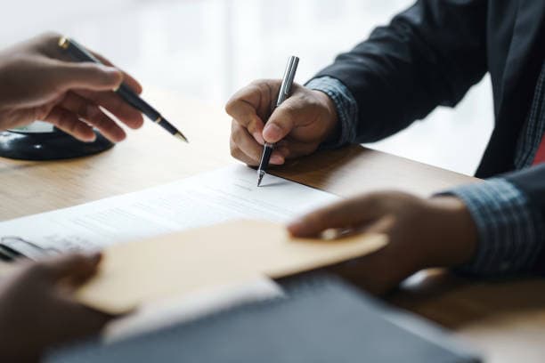 5 clauses à ne jamais négliger dans vos contrats commerciaux
